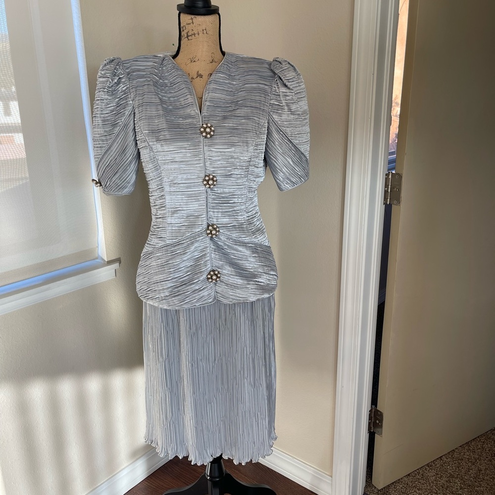 Elegant VTG Lace Silver/Gray Jacket Skirt Set. 10 (but fits closer to 6/8).